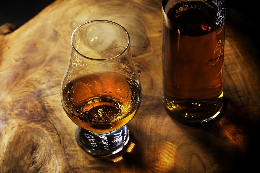 Whisky Glaeser stehen auf Holztisch Nachhaltigkeit in der Whisky Produktion
