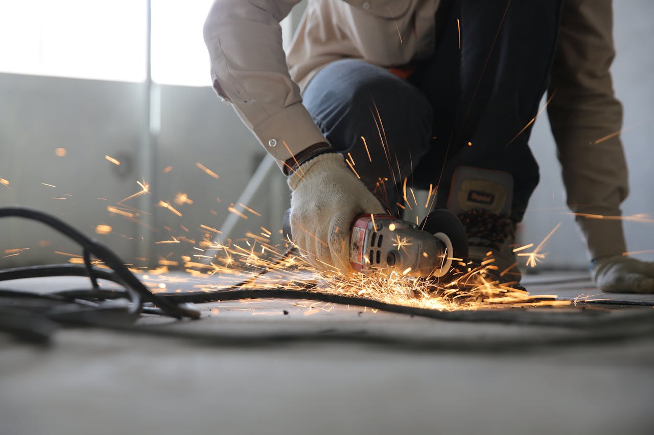 Handwerker bei der Arbeit Nachhaltiges Bauen mit Stahl – innovative Aufstockungen im Trend