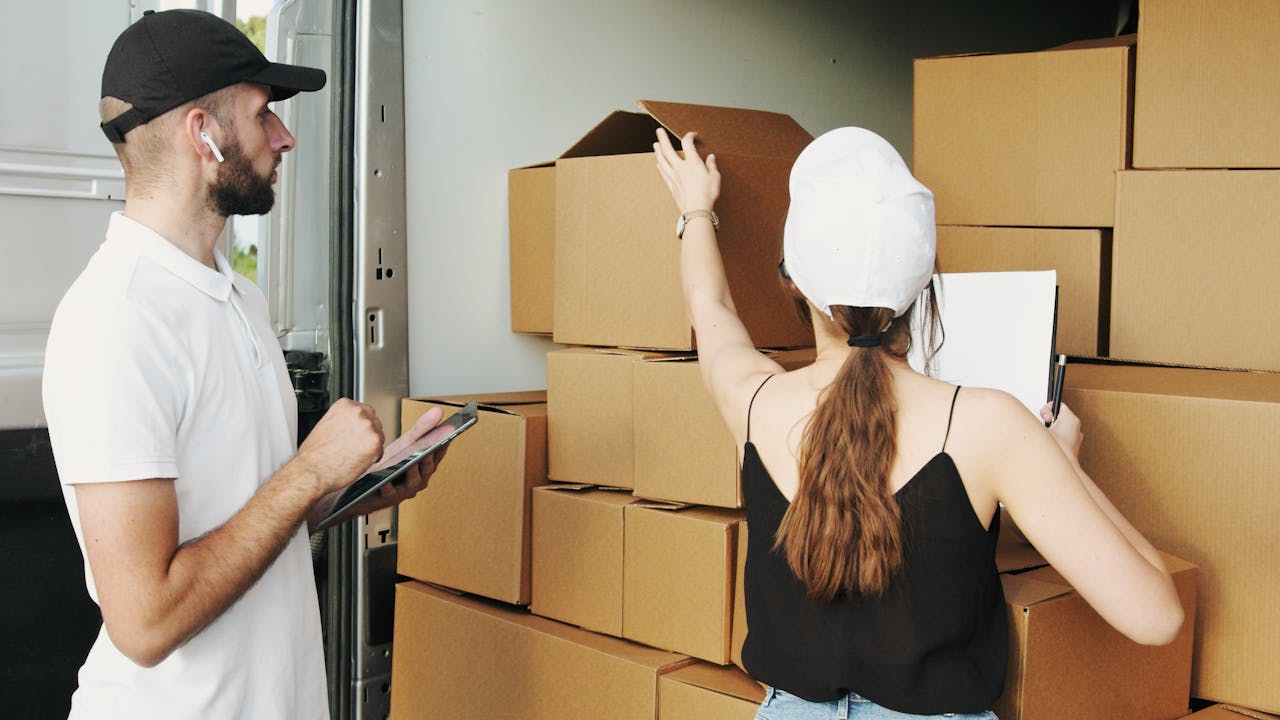 Mann Frau Lager Ware Nachhaltige Praktiken im Fulfillment Wie Logistik umweltfreundlicher wird